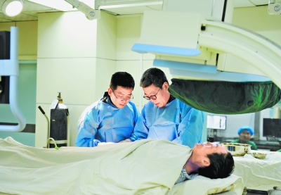 北京醫(yī)生 十堰“救心” 穿30斤鉛衣連續(xù)手術(shù)9小時