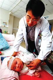 專家穿30斤重鉛衣做手術(shù) 一年被拍40萬張X光 專家穿30斤重鉛衣做手術(shù) 一年被拍40萬張X光